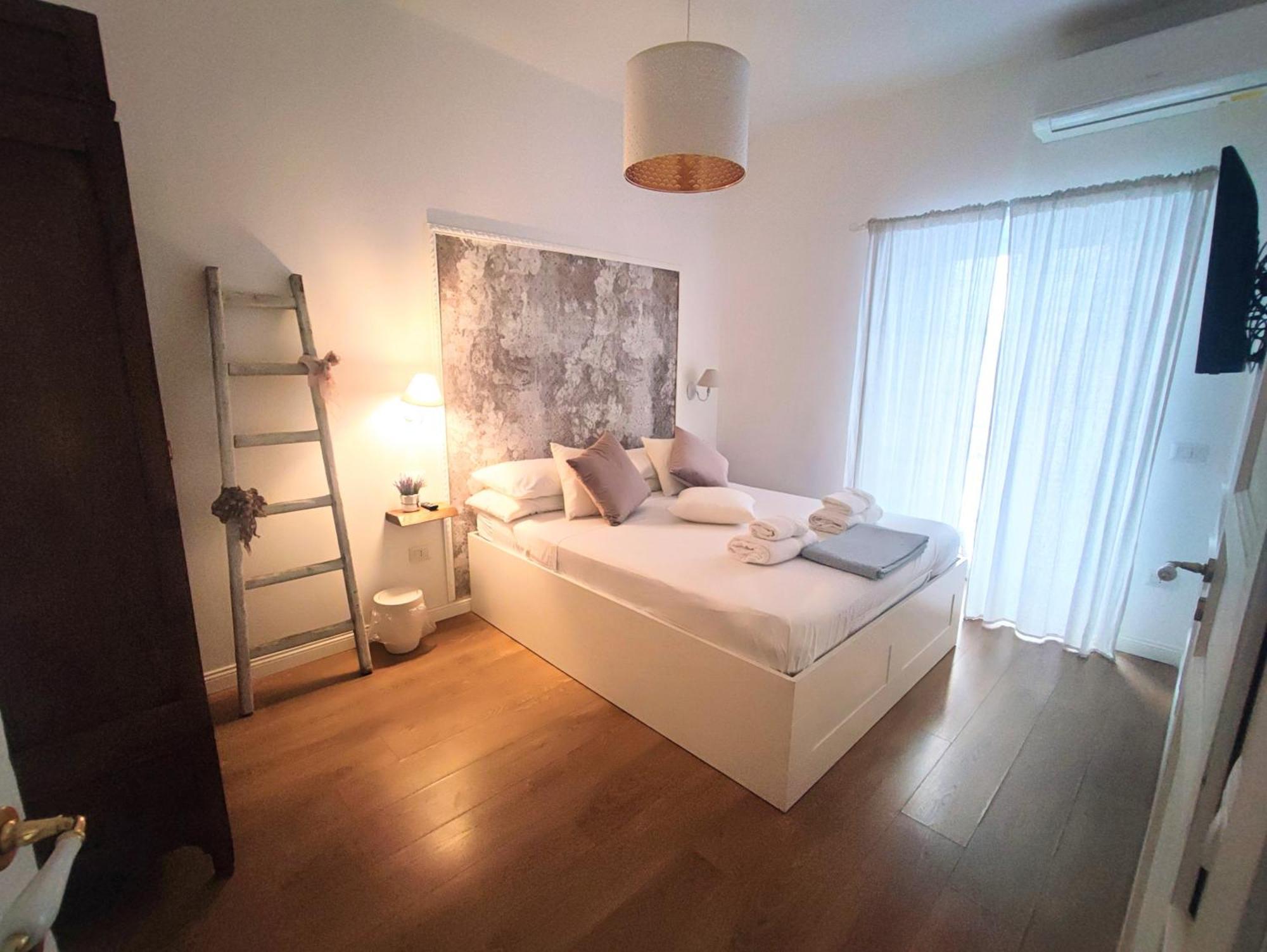 Annamaria Rooms Naples Bilik gambar